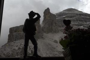 silhueta alpinista no panorama de montanhas de dolomitas tofane foto