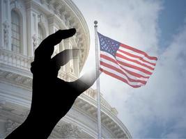 mão pegando a bandeira americana no congresso de capitol hill washington dc foto