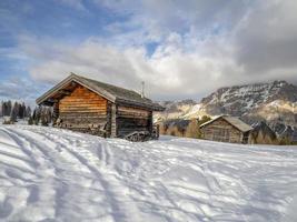 dolomitas neve panorama cabana de madeira val badia armentarola foto