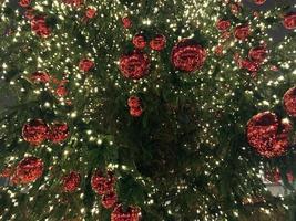 decorações de bolas vermelhas de árvore de natal no mercado de rua foto