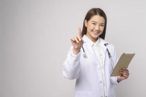 retrato do médico confiante feminino sobre o conceito de estúdio, saúde e tecnologia médica de fundo branco. foto