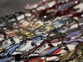 muitos óculos de sol à venda no mercado de rua foto