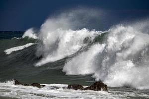 tsunami furacão tropical no mar foto
