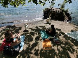 lugano, suíça - 23 de junho de 2019 - lugano vista paisagem urbana do lago cheio de pessoas foto