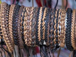 muitas pulseiras de couro à venda foto