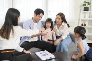 agente imobiliário feminino explicando sobre a opção de casa e oferecendo promoções para o conceito de família, hipoteca, empréstimo, propriedade e seguro. foto