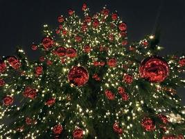decorações de bolas vermelhas de árvore de natal no mercado de rua foto