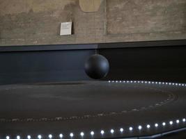 detalhe em movimento da bola de pêndulo de foucault foto