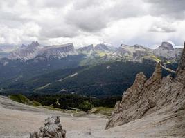 panorama de montanhas de dolomitas tofane foto