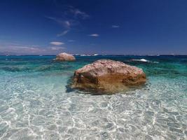 baía da gaivota baia dei gabbiani praia sardenha vista águas cristalinas foto