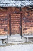 porta de cabana de cabana de montanha de madeira velha foto