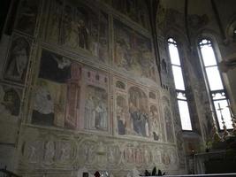 padova, itália - 23 de abril de 2022 - igreja eremitani em padova restauradas pinturas mantegna foto