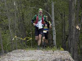 cantalupo ligure, itália - 15 de maio de 2021 - porta de pedra porte di pietra trial maratona foto