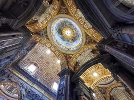 roma, itália - 14 de junho de 2019 - estátua pieta michelangelo saint peter church em roma vaticano foto