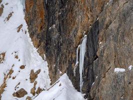 gelo na rocha nas dolomitas da montanha de fanes no panorama de inverno foto