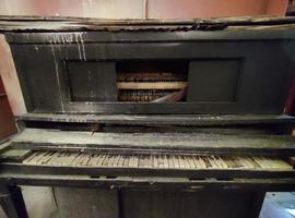 velho piano sujo quebrado destruído fora de serviço foto