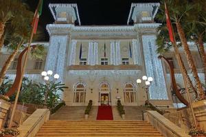 sanremo, itália - 13 de dezembro de 2020 - cassino de sanremo à noite durante o inverno foto