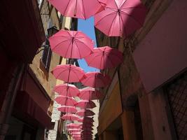 grasse frança guarda-chuvas rosa rua foto