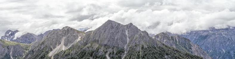 vista de dolomitas do plano de corones na paisagem de verão foto