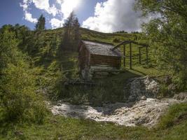 vale do moinho de água nas dolomitas vale longiaru badia foto