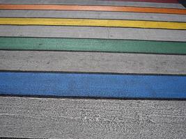 caminhada de pedestres com bandeira do arco-íris foto
