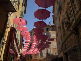 grasse frança guarda-chuvas rosa rua foto