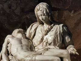 roma, itália - 14 de junho de 2019 - estátua pieta michelangelo saint peter church em roma vaticano foto