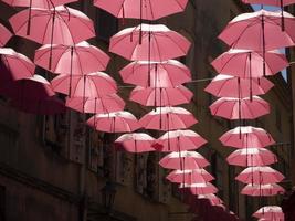 grasse frança guarda-chuvas rosa rua foto