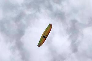 parapente no céu nublado foto