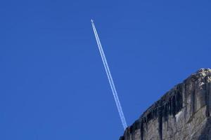 airplaine acorda no céu azul das dolomitas da montanha foto