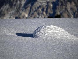 detalhe de neve congelada de dolomitas na montanha foto