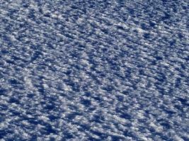 detalhe de neve congelada de dolomitas na montanha foto