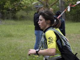 cantalupo ligure, itália - 15 de maio de 2021 - porta de pedra porte di pietra trial maratona foto