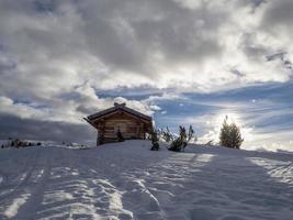 dolomitas neve panorama cabana de madeira val badia armentarola foto