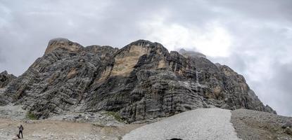 geleira em monte croce cross mountain no panorama do vale das dolomitas badia foto