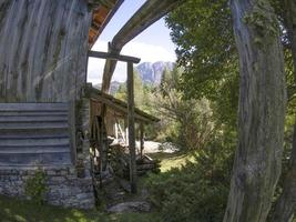 vale do moinho de água nas dolomitas vale longiaru badia foto