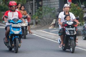 denpasar, bali, indonésia - 15 de agosto de 2016 - indonésia pessoas andando de bicicleta foto