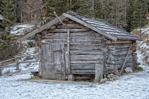 porta de cabana de cabana de montanha de madeira velha foto