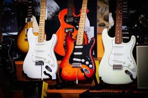 guitarras elétricas em uma loja de instrumentos musicais foto