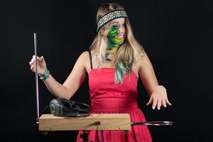 uma menina joga theremin foto