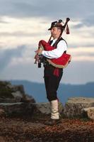 gaita de foles de bergamo. jogador com traje tradicional foto