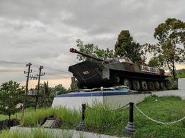 sibolga, indonésia, 14 de janeiro de 2022. um tanque com as palavras lanal sibolga começando a enferrujar foto