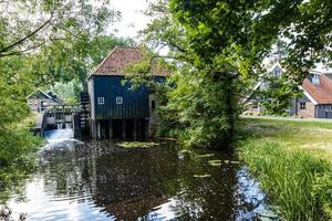 noord-molen twickel, um moinho de água histórico em twente, overijssel, holanda foto