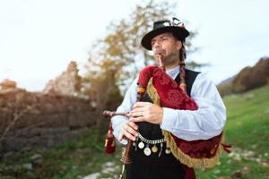 jogador típico na tradicional gaita de foles de bergamo dos vales alpinos do norte da itália foto