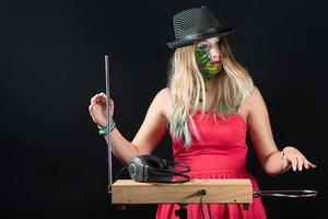 uma menina joga theremin foto