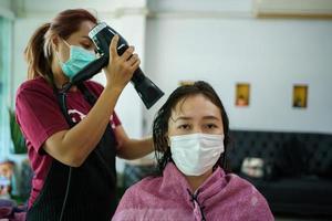 mulher cortando o cabelo. foto