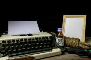 máquina de escrever com página de papel e veneno e arma. suspense de romance de escritor de conceito foto