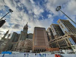 makkah, arábia saudita, 2021 - bela vista da torre do relógio real de makkah foto