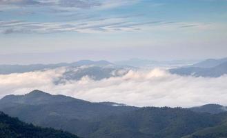 vista do nevoeiro cobre a montanha. foto