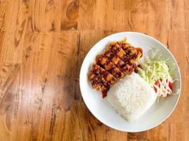 arroz tonkatsu caseiro. arroz de costeleta de porco frito foto